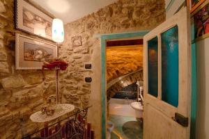 a bathroom with a sink and a mirror at MuntaeCara Hotel Diffuso in Apricale