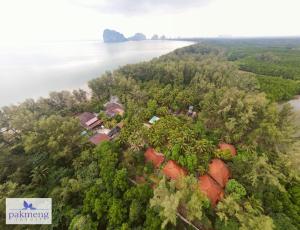 une vue aérienne sur une maison dans les arbres à côté de l'eau dans l'établissement Pakmeng Resort, à Pak Meng