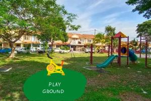 un parque con parque infantil en D'Haja 32 KLIA SEPANG with 2 Airconds & FREE WiFi, en Banting