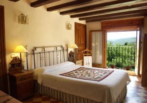 um quarto com uma cama e uma grande janela em El Patio de la Morera I em El Rasillo