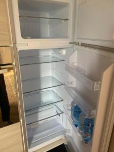 ein offener Kühlschrank mit Wasserflaschen darin in der Unterkunft conGusto Apartments in Cherasco