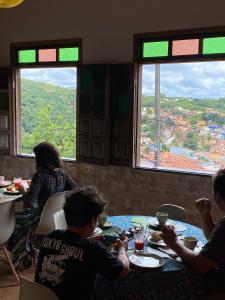 un grupo de personas sentadas en una mesa en un restaurante en Pousada do Tom, en Lençóis