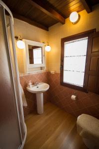 Koupelna v ubytování Apartamentos El Sualleiro + 37 fotografií