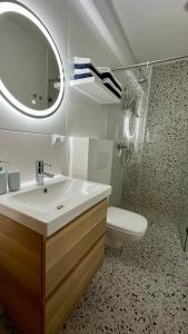 グダニスクにあるChill Apartmentのバスルーム(洗面台、トイレ、鏡付)
