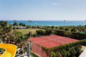 Tenis a/nebo squash v ubytování Alba Resort Hotel - Ultra All Inclusive nebo okolí