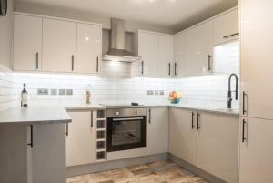 Finchley Contemporary 2 Bed Apartment + Parking