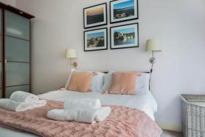 Säng eller sängar i ett rum på Sunshine On Leith Apartment