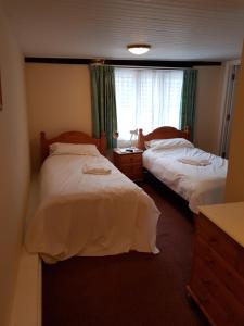 um quarto com 2 camas e uma janela em The Westgate em Bury Saint Edmunds