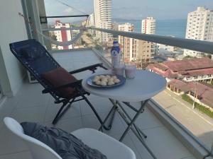 stół z talerzem jedzenia na balkonie w obiekcie Smart Home with ocean view top floor w mieście Tonsupa