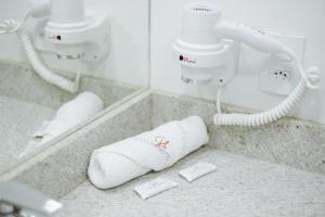 uma casa de banho com rolos de papel higiénico num balcão em CALLAI HOTEL em Toledo