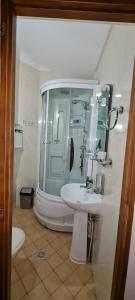 Koupelna v ubytování Casa Lucian ***