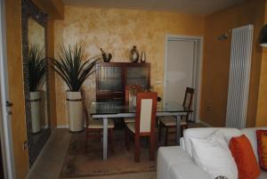 uma sala de estar com uma mesa e um sofá em Appartamento Minerva em Rimini