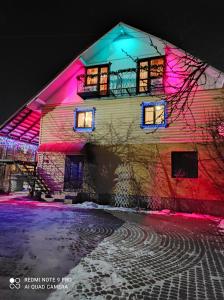 een gebouw met kleurrijke lichten aan de zijkant bij U Nazara in Slavske