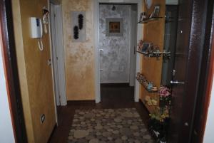um corredor com uma porta e um corredor com uma entrada em Appartamento Minerva em Rimini