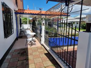 eine Terrasse mit einem Zaun und einem Pool in der Unterkunft Kwarts Appartementen in Paramaribo
