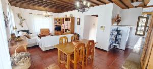 eine Küche und ein Wohnzimmer mit Tisch und Stühlen in der Unterkunft Descanso do Guerreiro in Ribeira Grande