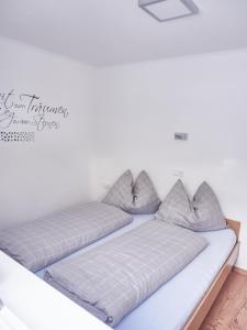 Postel nebo postele na pokoji v ubytování Ferienwohnung zur lustigen Gabi