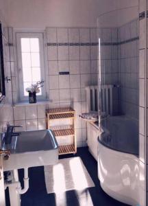bagno bianco con lavandino e servizi igienici di Ela Apartments Berlin a Berlino