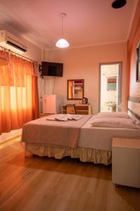 een slaapkamer met een groot bed in een kamer bij Seibt Palace Hotel in Foz do Iguaçu