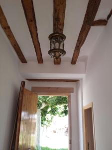 una lámpara de araña colgada del techo con una ventana en El Trujal de las Bardenas en Cabanillas