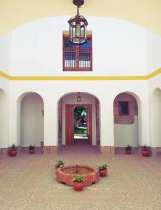 un grande edificio bianco con un cortile con un tavolo di El Trujal de las Bardenas a Cabanillas