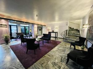 sala de estar con sillas, mesas y piano en Schloss Hotel Herborn, en Herborn