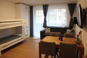 - un salon avec des lits superposés et une table dans l'établissement Gemütliches 4er Apartment in Skilift-Nähe, à Zell am See