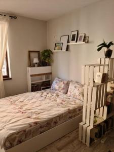 a bedroom with a bed and a shelf at Апартамент (Студио) Тони in Veliko Tŭrnovo