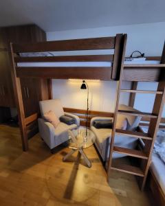 salon z łóżkiem piętrowym i kanapą w obiekcie Magic Apartment Arber w mieście Zwiesel