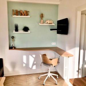 a home office with a desk and a chair at Bel appartement rénové, centre de Vannes in Vannes