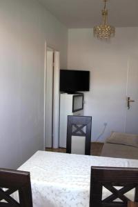 TV a/nebo společenská místnost v ubytování Apartments Tomisa