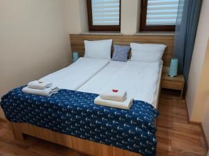 Posteľ alebo postele v izbe v ubytovaní Apartamenty Kapitanskie