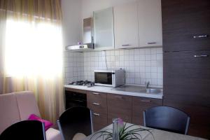 Kuchyň nebo kuchyňský kout v ubytování Apartments Tomisa