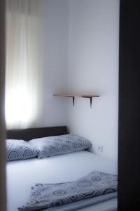 Postel nebo postele na pokoji v ubytování Apartments Tomisa