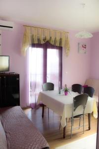 TV a/nebo společenská místnost v ubytování Apartments Tomisa