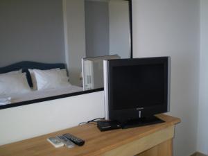 a television sitting on a desk in a bedroom at Athena Hotel in Milopótamos