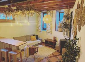 A seating area at El Aserradero
