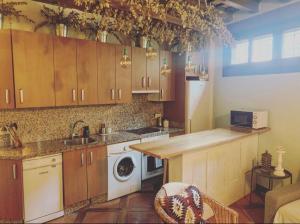 A kitchen or kitchenette at El Aserradero