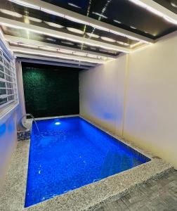 בריכת השחייה שנמצאת ב-Luxury 3BR Villa w Plunge Pool near SM Batangas City- Instagram-Worthy! או באזור