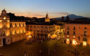 um grupo de edifícios em uma cidade à noite em Ottomood House Catania em Catânia