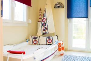 Un pat sau paturi într-o cameră la Colors Of The Sea