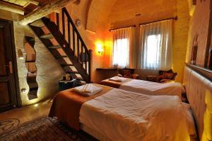 سرير أو أسرّة في غرفة في Akman Hotel