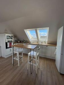 Gallery image of Appartement cosy sous les toits in Lion-sur-Mer +13 photos