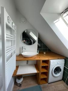Φωτογραφία από το άλμπουμ του Appartement cosy sous les toits σε Lion-sur-Mer