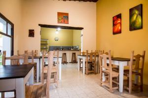 un restaurante con mesas y sillas en una habitación en Solar del Río en Esquina
