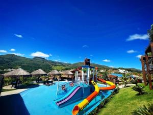 卡皮托利乌Escarpas resort的度假村里有带水滑梯的游泳池