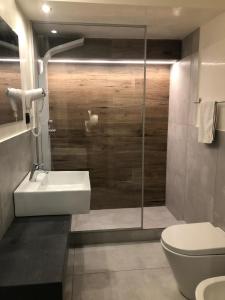 łazienka z toaletą, umywalką i prysznicem w obiekcie Ottomood House Catania w Katanii +13 zdjęć
