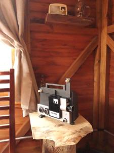 maszyna do szycia siedząca na drewnianym stole w obiekcie Eco Aldeia w mieście Nova Petrópolis