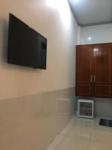 Un televisor de pantalla plana colgado en una pared en Khách Sạn Today, en Xã Gia Tân