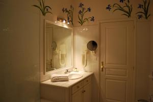 La salle de bains est pourvue d'un lavabo et d'un miroir. dans l'établissement Hotel Biney, à Rodez